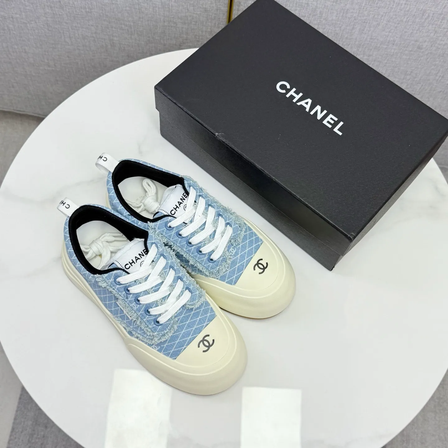 👟👟Ex-factory price 600👟👟Chanel Panda Shoes! 2025 counter's top casual sports shoes, this classic design; the upper is in the style of electric embroidery with various techniques; the outsole is fashionable and sporty; the unusual inclusion of a variety of color matching elements... The diversified mix and match is very good-looking and versatile, and can be used for leisure, fashion, sports, and outdoor... ꫛꫀꪝ Go➫ Materials: ❶Upper made of: original imported first-layer silk cowhide + original version waterproof cloth + original first-layer cowhide ❷Inner lining: Original Yangli+wang ❸ Outsole based on: Original TPU combination outsole Counter boutique packaging complete set for women 35–41